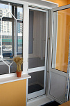 Белая балконная дверь с москитной сеткой - фото 1