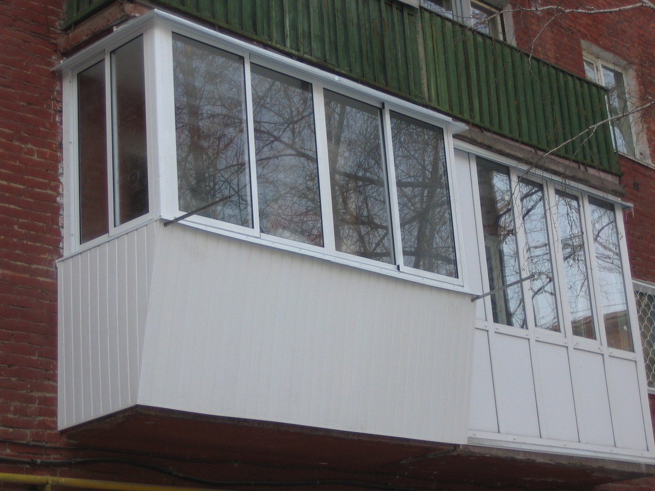 Отделка П-образного балкона с выносом подоконника - фото 1